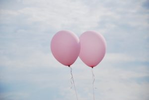 zwei rosa luftballons am himmel
