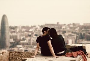 Paar das sich küsst über den Dächern Barcelona